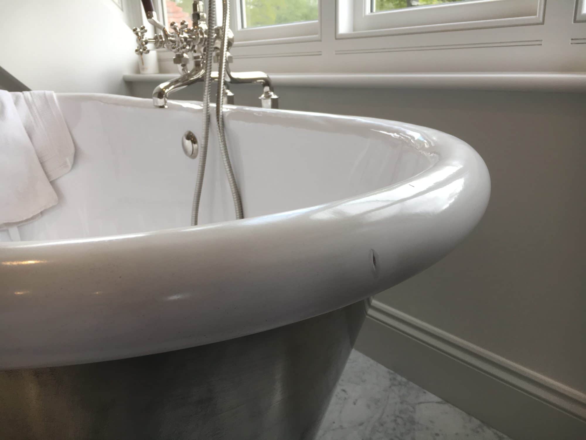 The importance of correct bathtub installing: why professionals should be applied?
