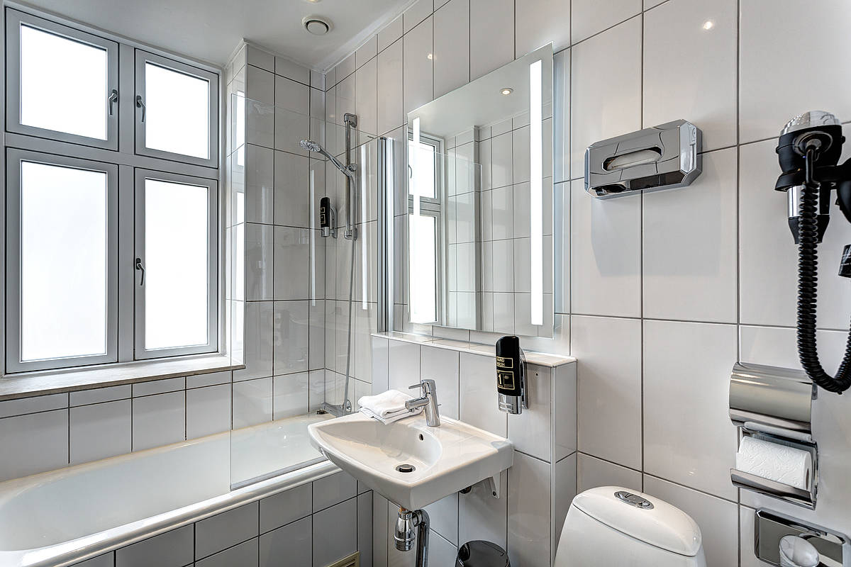 How to add bright accents to your washroom appropriately: tile, tub or furniture items?