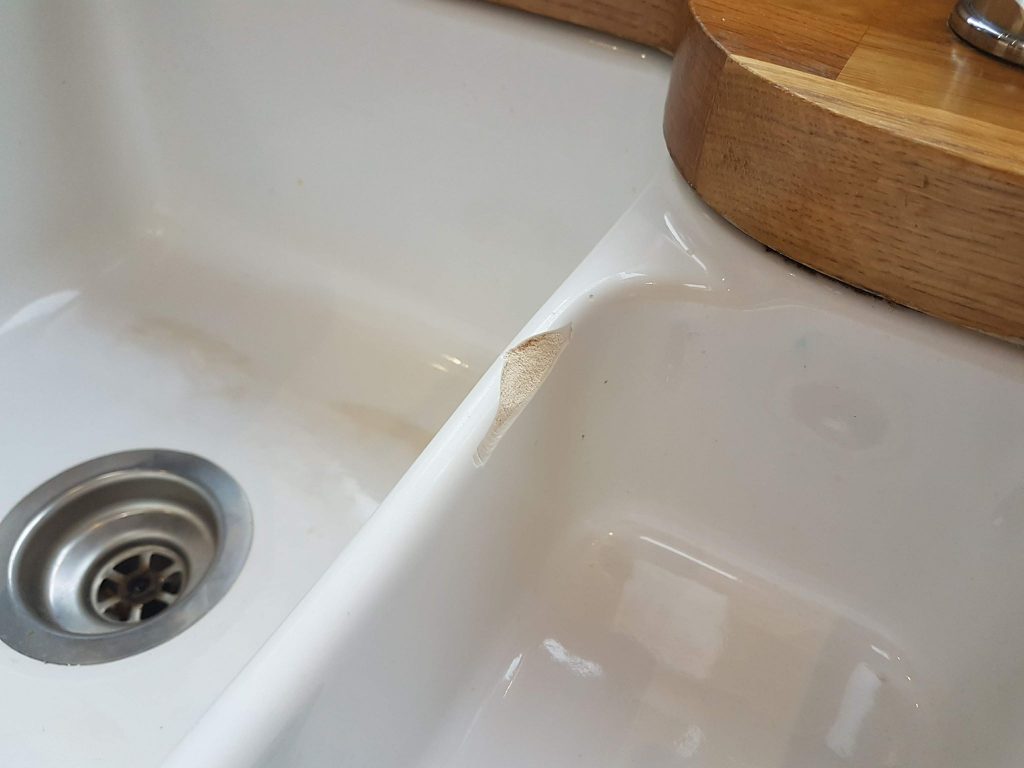 What are the basic notions concerning a bathroom design planning?