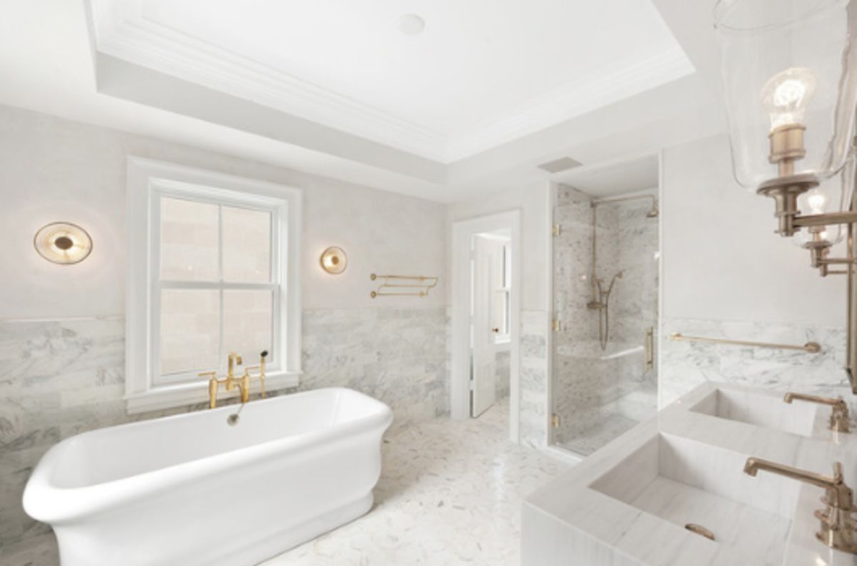 Monochromic washrooms: main advantages of such design decision
