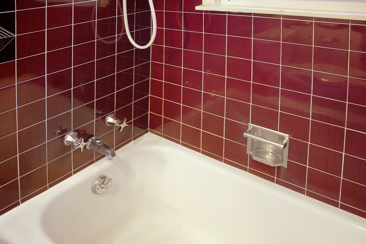 White and black: timeless classic in washrooms interiors