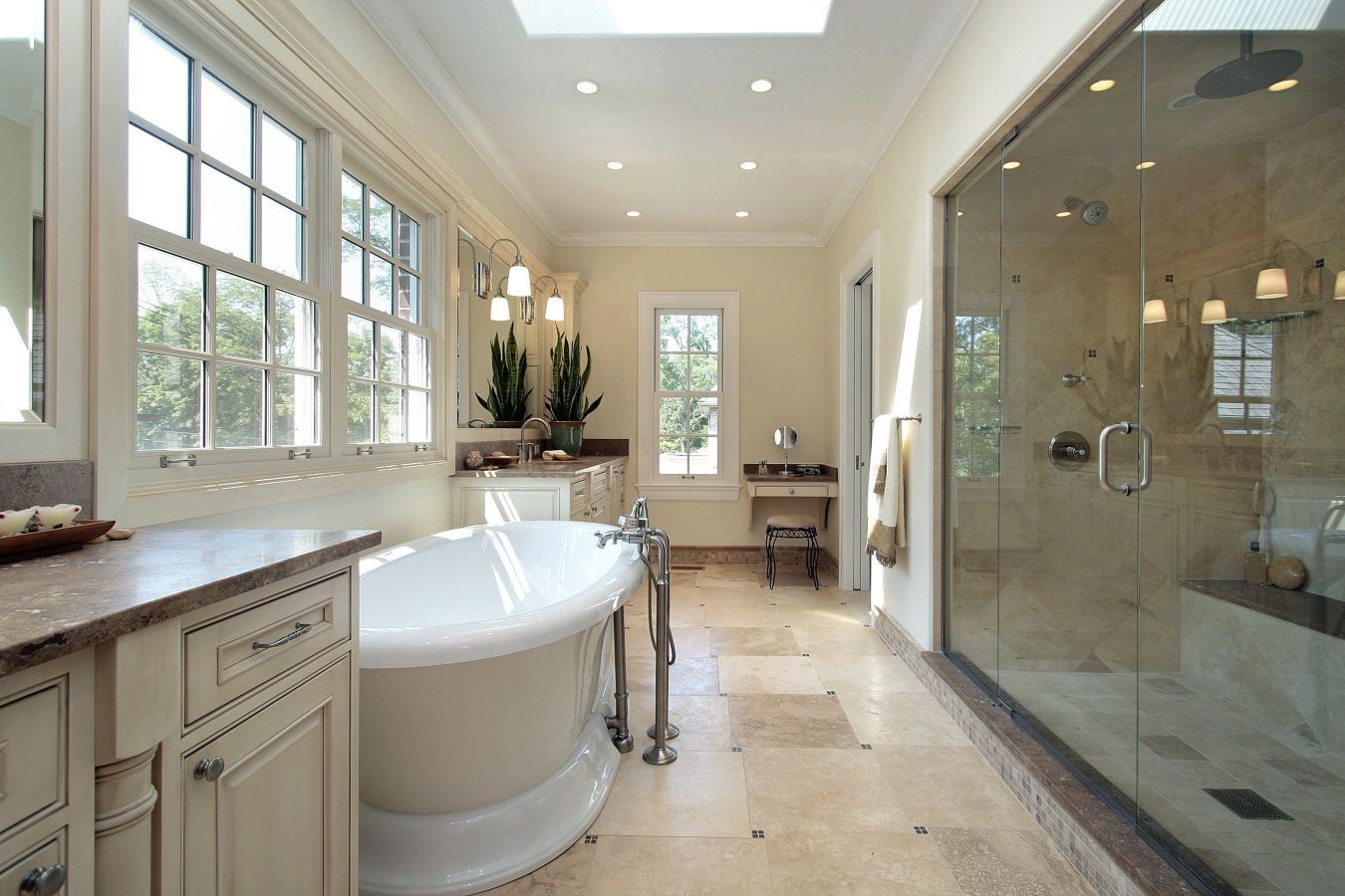 Advantages and disadvantages of porcelain bathtubs: to purchase or not?