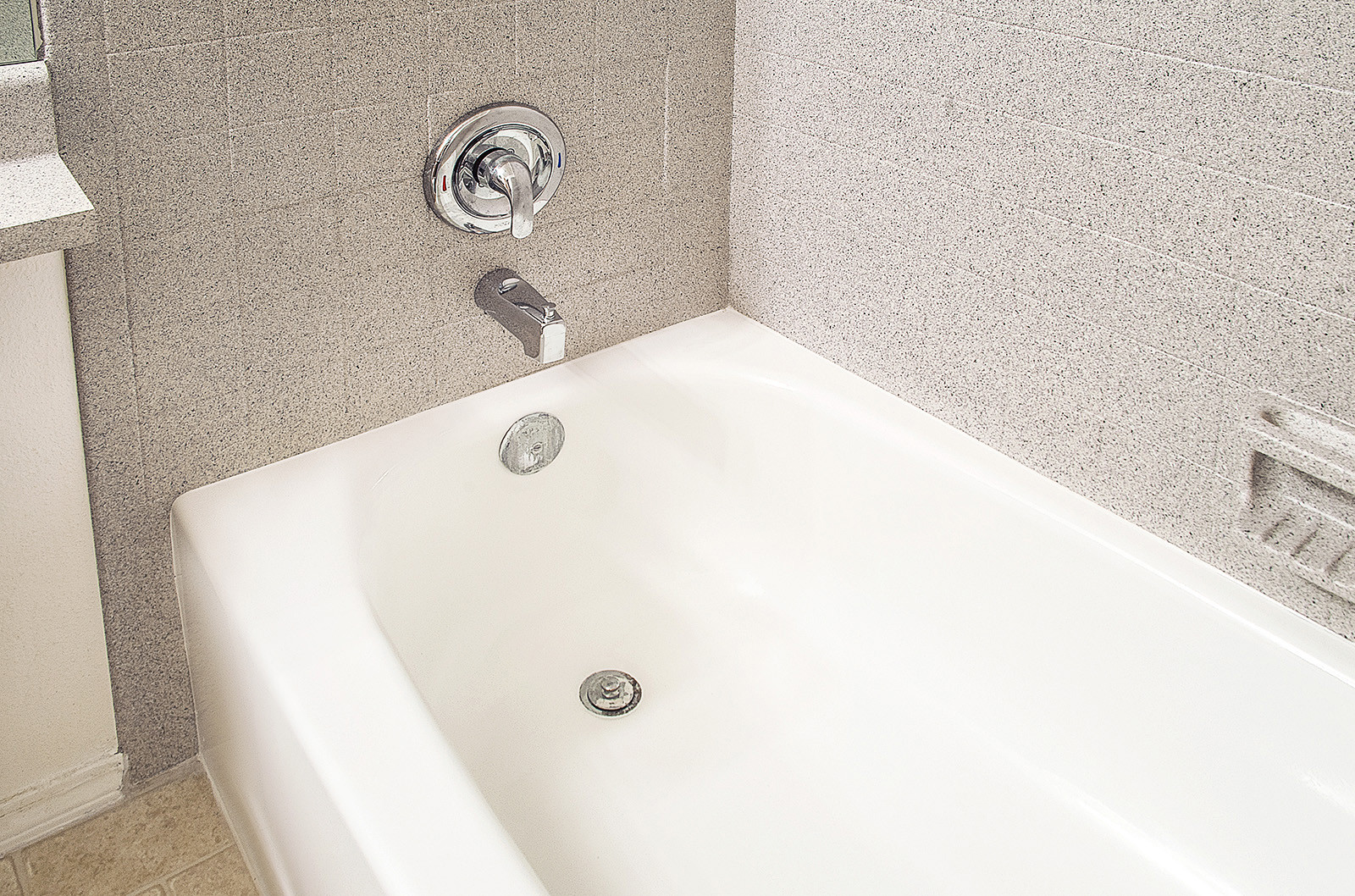 Using Epoxy Paint for Tubs and Tile: Effective and Qualitative Decision